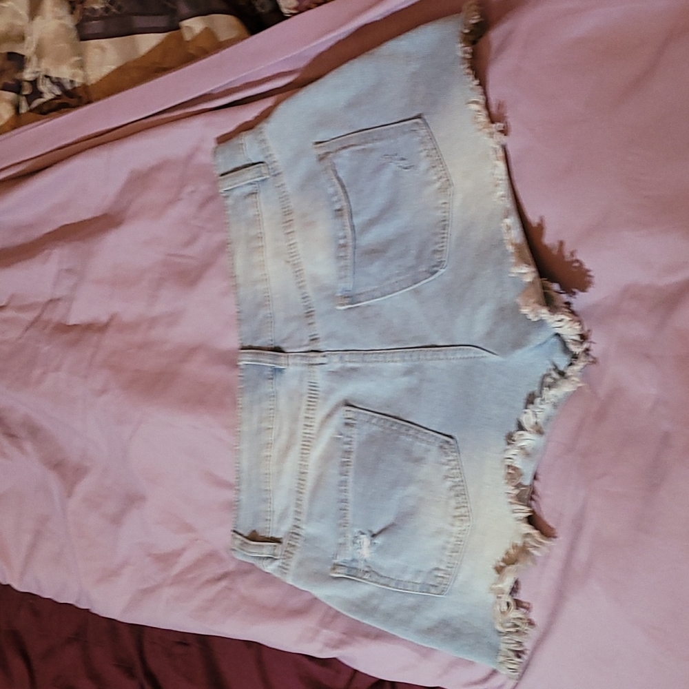Jean shorts light wash Size 5 ripped look - Picture 3 of 4